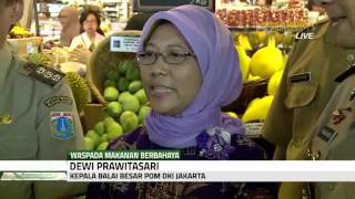 Petugas Sidak Bahan Makanan di Swalayan