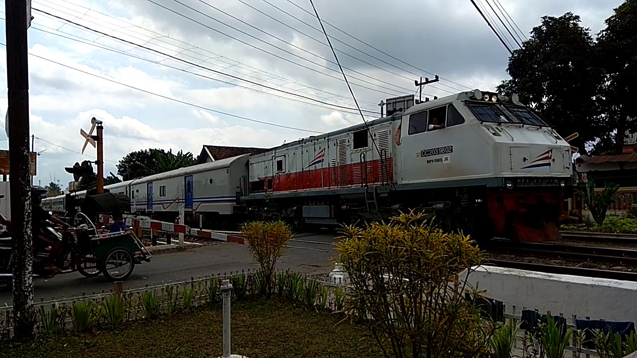 Kereta Api Mutiara Timur Meninggalkan Stasiun Tanggul - JPL91 - YouTube