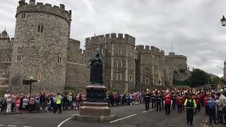 Marching Parade at Windsor Castle. เที่ยวอังกฤษ​ ปราสาท​วินเซอร์​ ทหารเดินสวนสนามก่อนเปลี่ยนรอบงาน