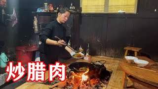 貴州小潘，一天要干好多事情，自己炒菜多吃兩碗飯【農村小潘】