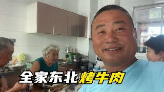 农民王小：老妈训练小鸡进窝，忙累了来顿家庭烤肉，配上小菜不错