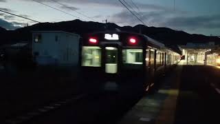 暗くなった夕方に警笛を鳴らして通過したしなの鉄道SR1系回送列車