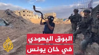 صحفي إسرائيلي يؤدي طقوسا تلمودية في خان يونس جنوبي قطاع غزة