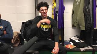 Lonzo Ball can’t stop laughing as cameras film him eating in locker room | ESPN