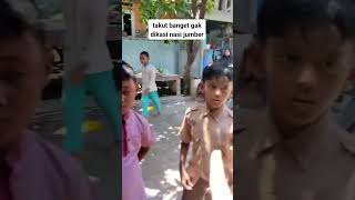 wajah nya sampai segitu nya .takut gak dikasi nasi jumber