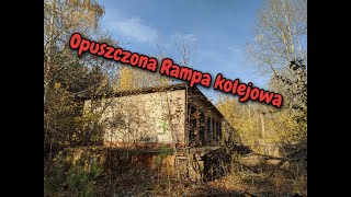 Opuszczona rampa kolejowa w lesie