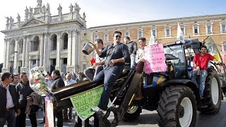 Italia, gli agricoltori si preparano a entrare a Roma: trattori alle porte della capitale