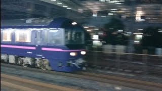 田町駅前を走行する485系お座敷電車「華」