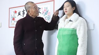 搞笑短剧：大爷买了个美女机器人，带回家居然做出这样行为，结局笑死人了