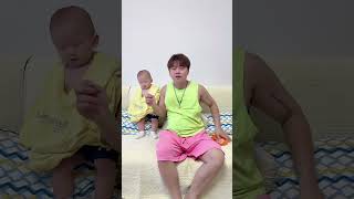 爸爸看啥这么入迷，拿我衣服就往头上戴，真是服了#funny #cutebaby #萌娃 #搞笑