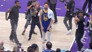 Klay Thompson soaks it all in leaving the court after possible last game with Wa