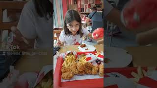 Στάση για 🍗 KFC #shorts Alena and little 👸 princess