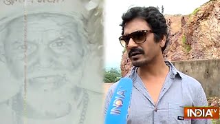 Manjhi - The Mountain Man: Nawazuddin Siddiqui Meet Dashrath Manjhi's Family - India TV