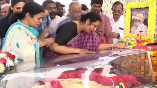 Taraka Ratna Mother Emotional Crying at Nandamuri Taraka Ratna Last Rite | Telugu Daily