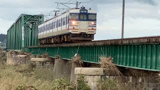 台風19号の爪跡残る越後線信濃川分水橋りょうを渡る国鉄近郊型115系電車 Echigo Line,Niigata Pref,Japan