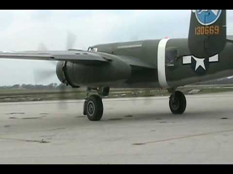 B25 Bomber Startup, Takeoff, And Landing. - YouTube