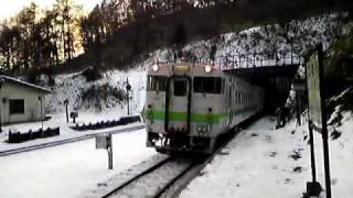 「秘境駅」小幌駅に普通列車到着