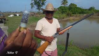 Trying the gun. Jachtgeweer uitproberen. Nickerie. Suriname.