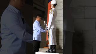 下一場交接儀式即將到來，便衣細心調整禮兵的裝備The changing of  the  Navy  Guard in Taiwan 中華民國 113年 4月11日 中正紀念堂 海軍儀隊 禮兵交接