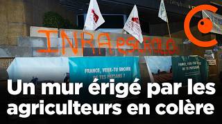 Agriculteurs en colère : un mur devant érigé devant l’institut INRAE à Paris - 28/11/2024