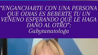 “ENGANCHARTE CON UNA PERSONA QUE ODIAS ES BEBERTE TU UN VENENO ESPERANDO QUÉ LE HAGA DAÑO AL OTRO”