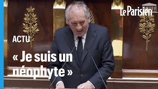 François Bayrou mélange ses feuilles en plein discours