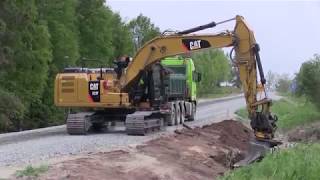 Cat 323F ditching @ roadwork with Engcon Tiltrotator