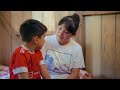 profesorα humillaba y menospreciaba a este niño por llevar sus cuadernos en una funda plαsticα.