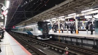 [ジョイント音最高！]E257系 NA-06編成 回送列車がジョイント音を響きながら横浜駅7番線を高速通過するシーン