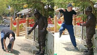 This foreigner is shocked by the statue's prank..!!!