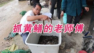 朋友说大勇抓不到黄鳝，大勇跑去跟他学放黄鳝笼，第二天看到收获心服口服