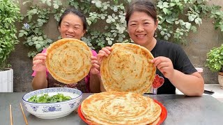 姐俩今天做农家葱油饼吃，外酥里软，层层分明，艳丽尝了直夸好吃