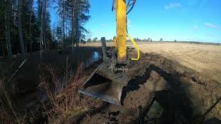 Cleaning the edge of the field from stumps | Komatsu PC130