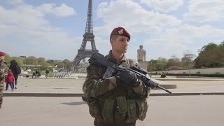 10.000 kampklædte soldater patruljerer i franske storbyer - DR Nyheder