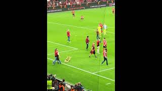 Bayer Leverkusen Fans stürmen den Platz nach dem Spiel gegen AS Roma