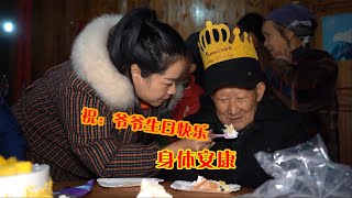 爷爷过88岁生日，周医生包个大红包，秋子看着爷爷老去心里很惭愧