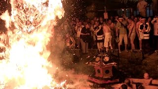 2014宇出津あばれ祭2　降り掛かる火の粉の中を進む酒垂神輿