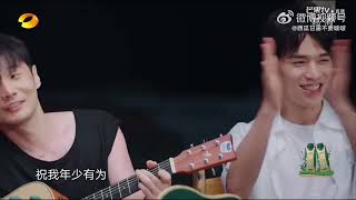 【龚俊】恭喜俊俊追星成功！可以和自己偶像一起唱歌🎤。俊俊每首歌词都记得住，就是调记不住😅😅😅。这跑调都跑到哪里去了😅😅😅！但是却能帮小哲把调找回来，这也是奇迹😜😜！#浪浪钉 #龚俊