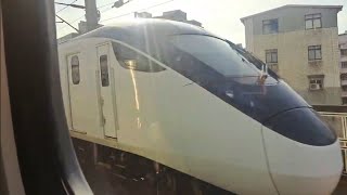 111次南港發車開往枋寮的西部優質直達EMU3000型十二輛編組EMU3029皮蛋豆腐騰雲號綠色帶新城際自強號列車，1122次新竹發車開往基隆的銀綠色微笑號EMU900型十輛一編組EMU945區間車