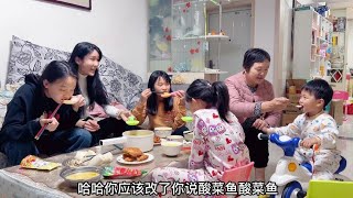 一家七口全阳了，抗阳胜利之后还是没胃口，宝爸准备了酸菜鱼和鸡排改善伙食