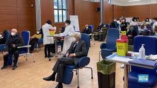 Mattarella si vaccina allo Spallanzani, seduto tra i cittadini riceve una dose di «Moderna»
