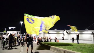 Bandiere e cori: la festa juventina all'esterno dell'Allianz Stadium, e c'è un coro anche per Conte