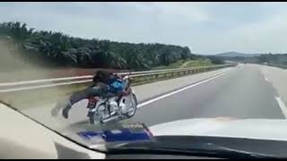 Boleh pula dia tak dengan siren tu. Maaf la abang trafik, dia mungkin tengah buat senamam badan.