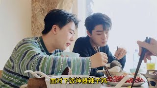 郭麒麟吃饭真把我看饿了，满头大汗嗦螺蛳粉，连汤带粉吃了个精光