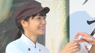 女優・深川麻衣が可愛すぎるパン屋店員姿で登場！神接客と話題に！