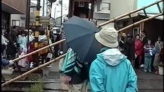 踏切を渡る曳山（平成15年水口曳山祭）