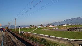 或る列車バルーンさが駅通過