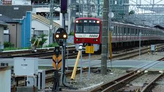 京急線金沢八景駅上り3番線ホームから、上り8両編成快特青砥行き1000形176〜169編成の電車が、金沢八景駅を発車！踏切を通過して、金沢文庫駅方面へと走行開始！