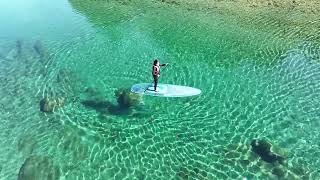 【フリー動画】SUP（サップ）をする女性・1人・透明感・透明度・ブルー・川の流れ・浮遊感