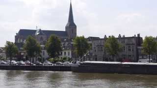 Stroomopwaarts op de IJssel via Stadsbrug bij Kampen - Skyline Kampen Netherlands by Boat